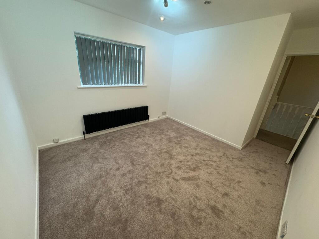 A well-maintained, bright single bedroom with b...