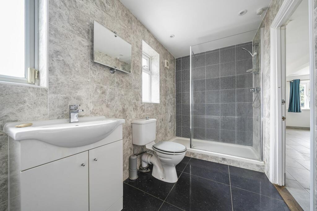 Downstairs Bathroom (1)