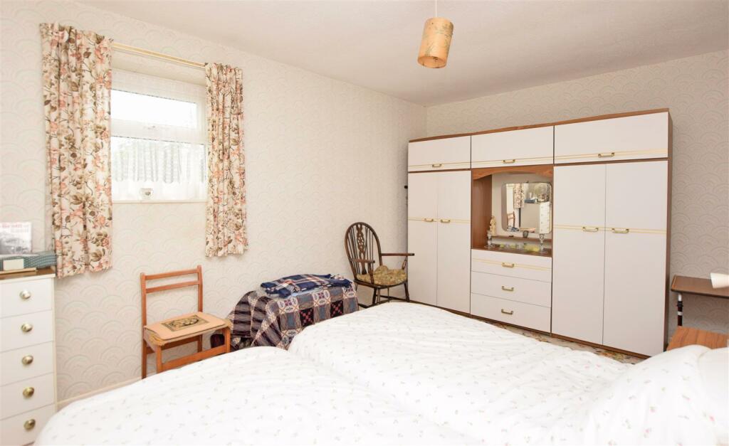 Bedroom 1 V2.JPG