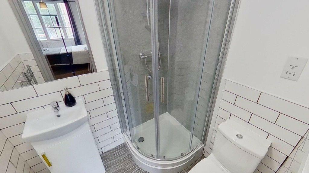 Bedroom 6 ensuite