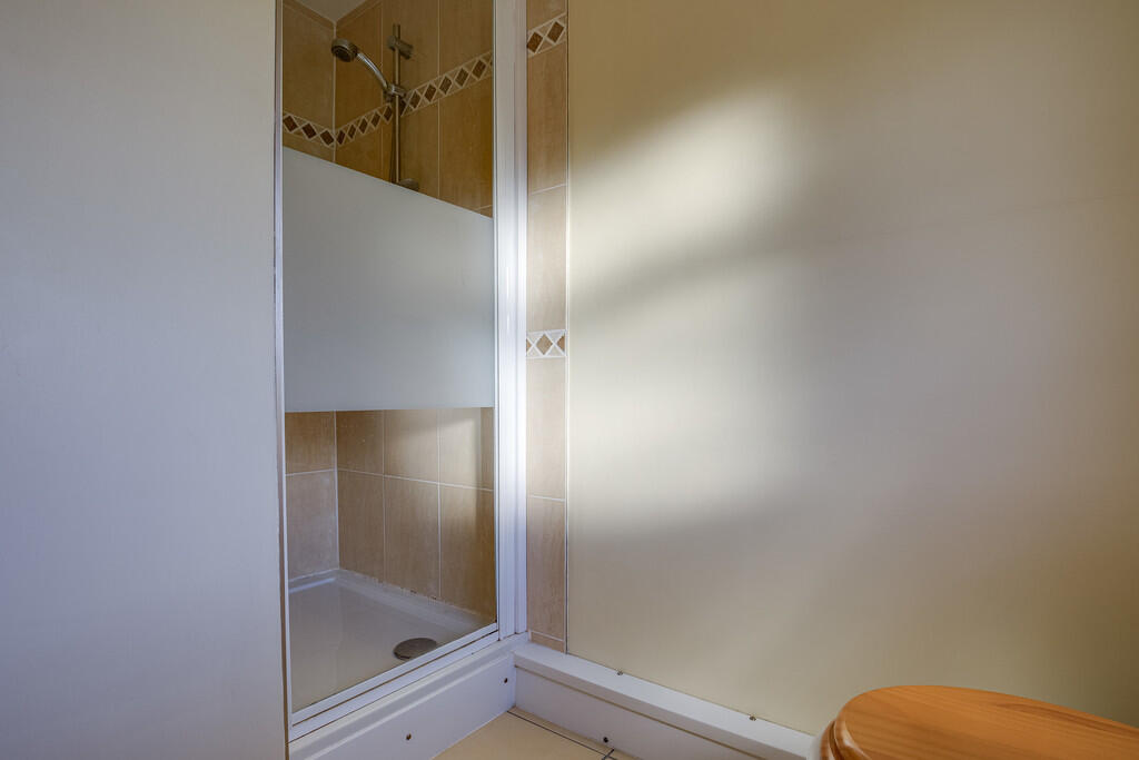 Ensuite bed 3.2