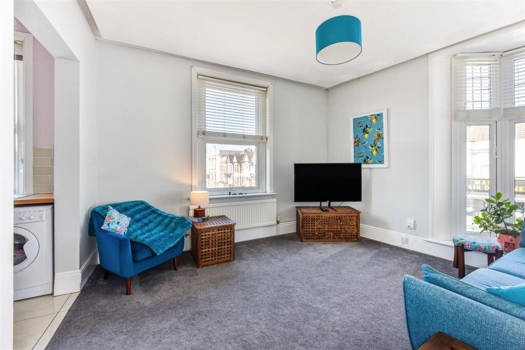 Sitting Room / Dining Room