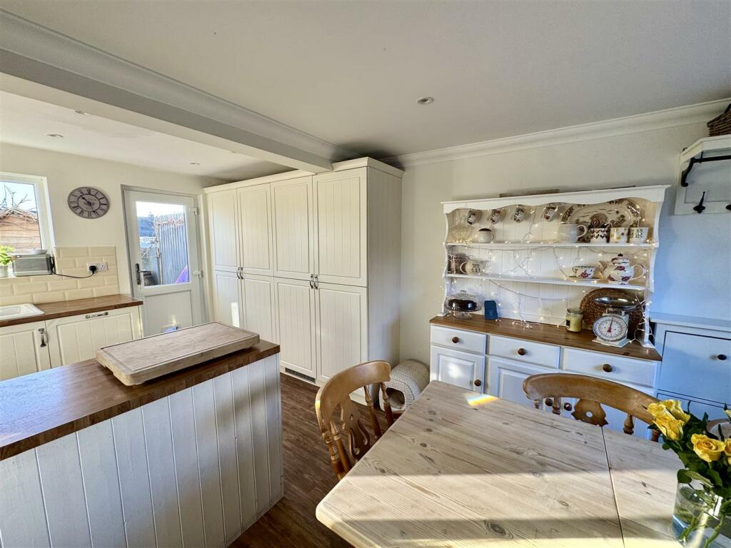 KITCHEN/DINING ROOM