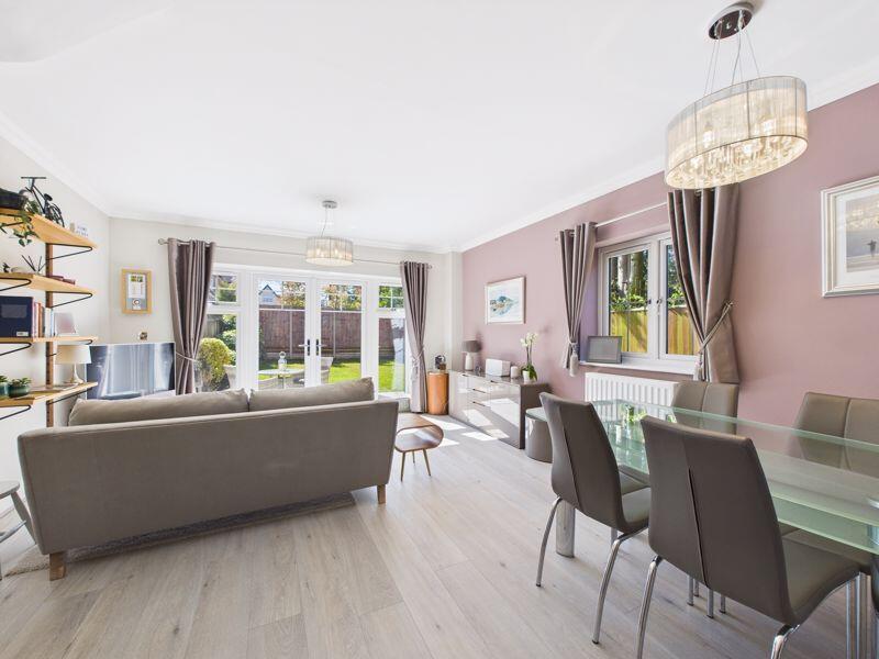 LOUNGE / DINING ROOM