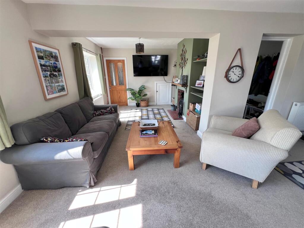 Lounge 1.jpg