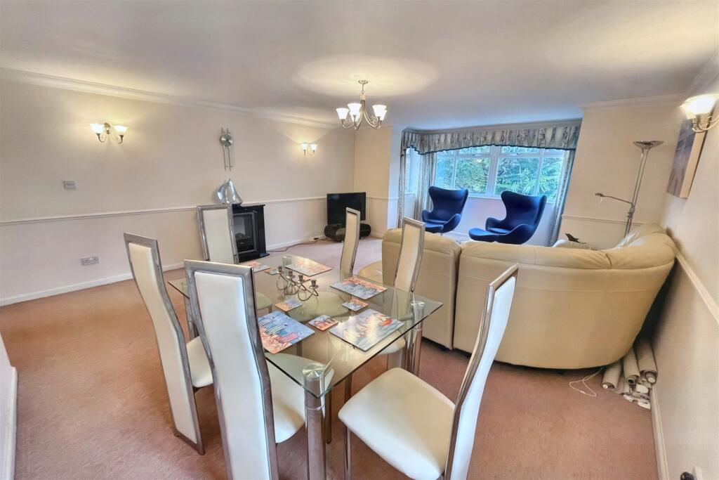 Living/Dining Area