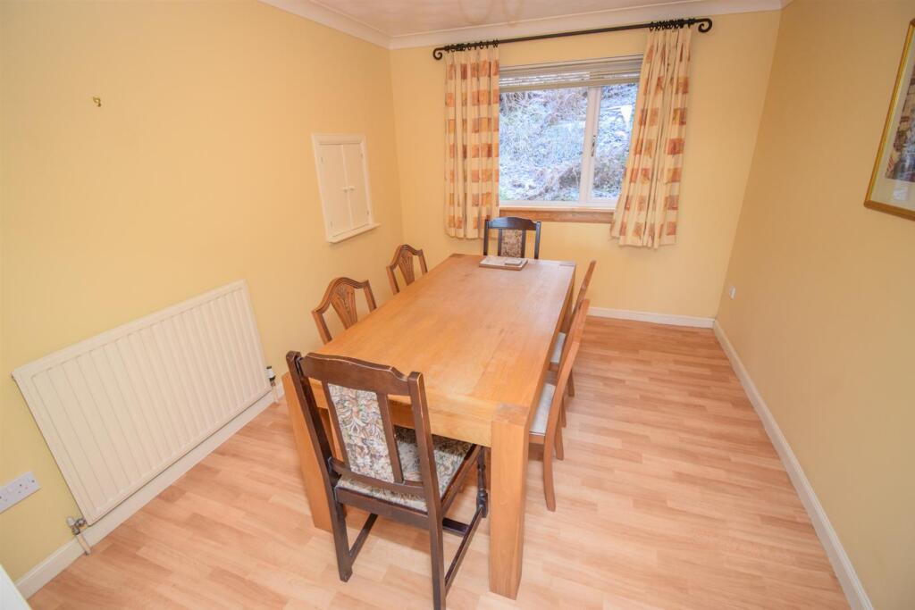 DINING ROOM-2.jpg
