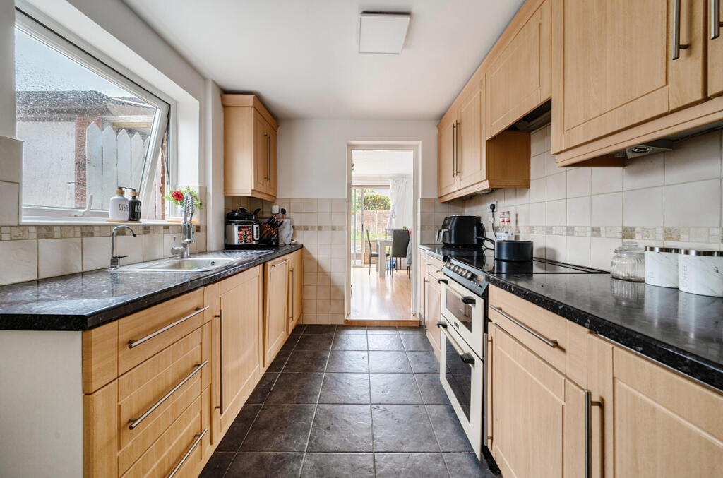 1304215-7-684182a...