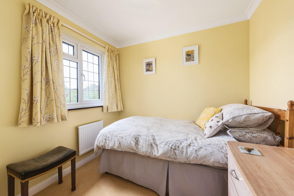 28 Raeburn Way (1...