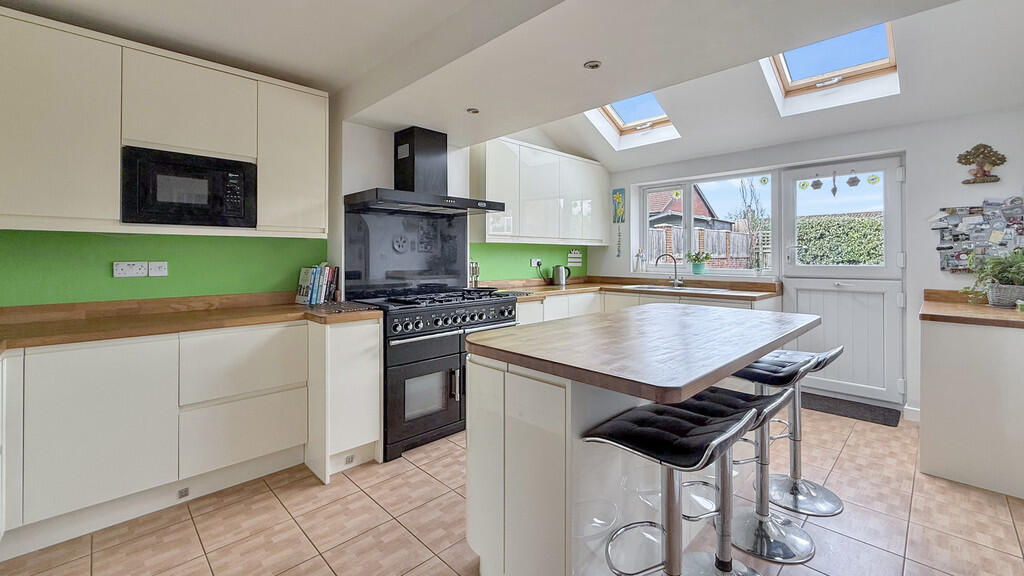 Kitchen/breakfast...