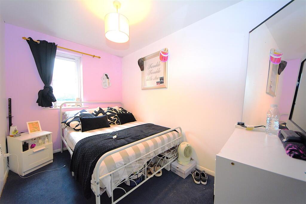 Bedroom 1.jpg