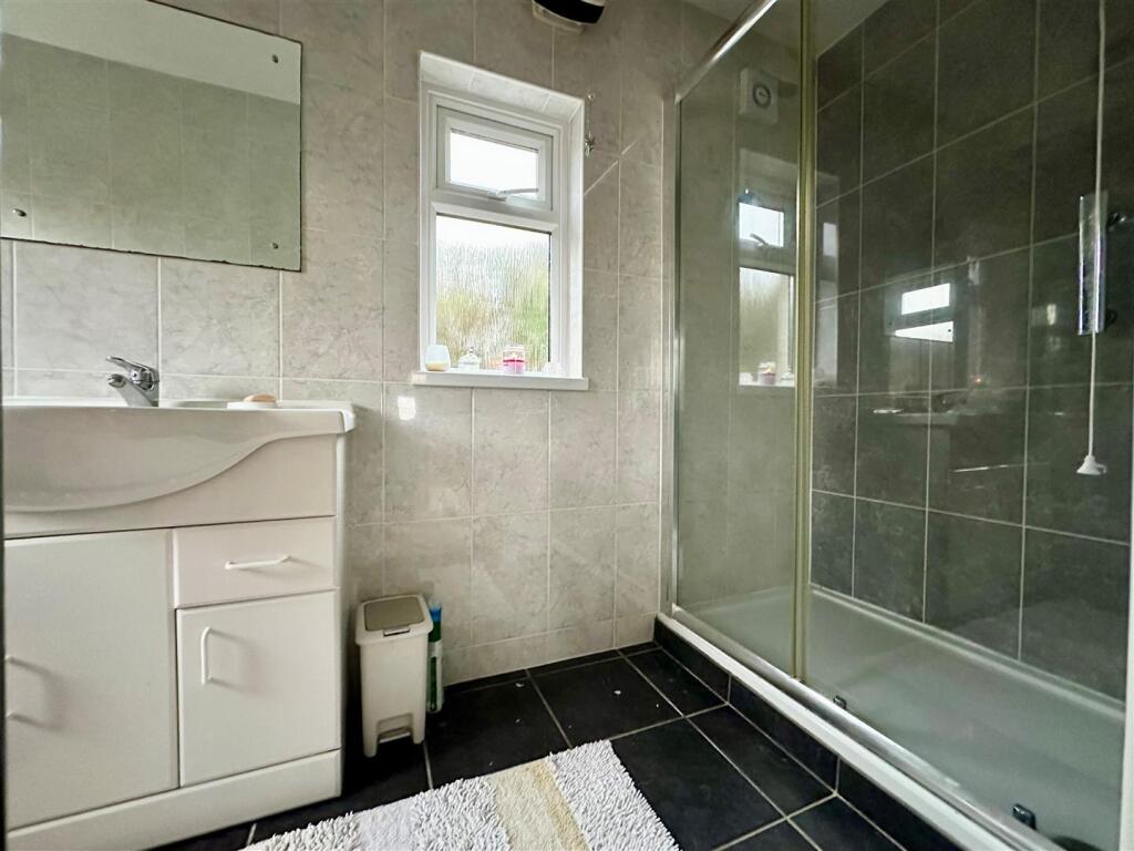 En-suite shower.jpg