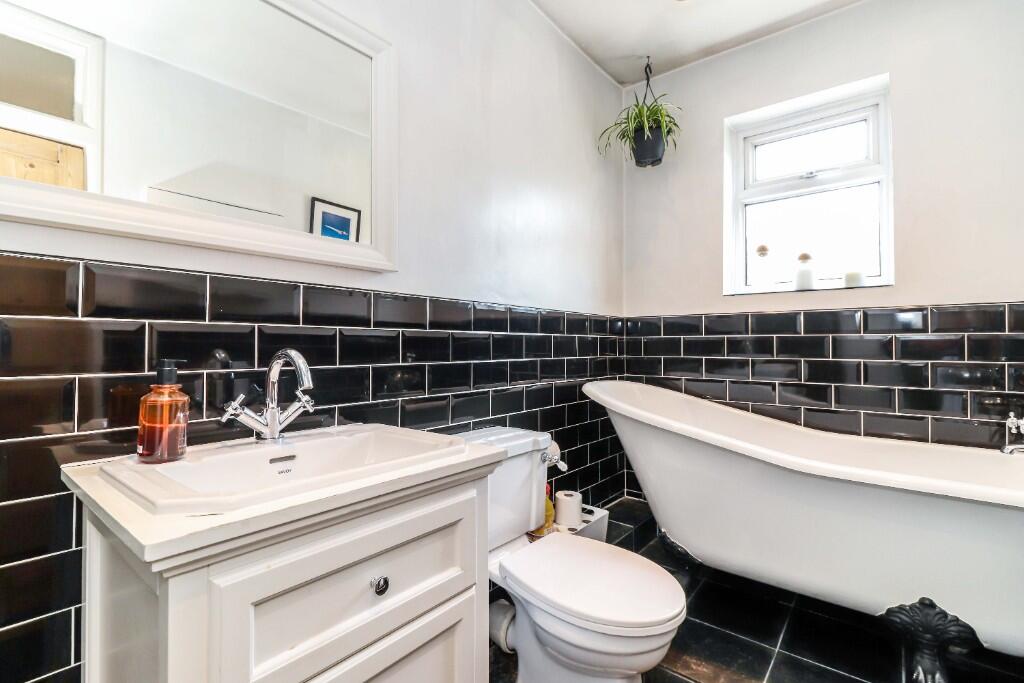 Bath/shower room