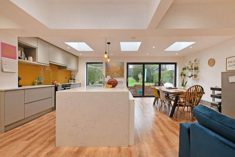 Kitchen  / Dining 