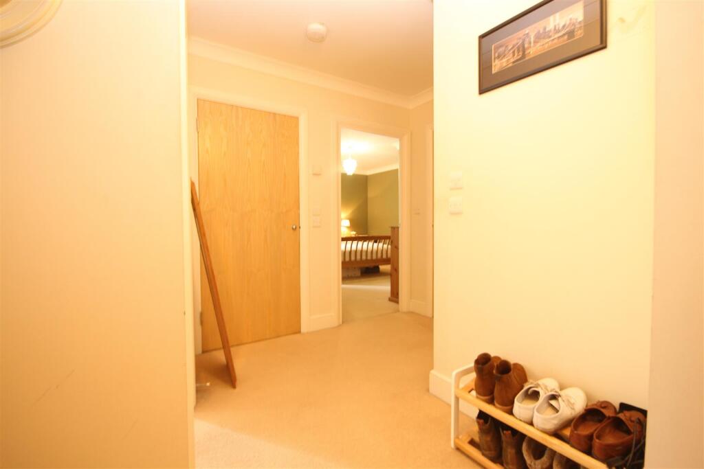Wallis Place 15 Entrance Hallway.JPG