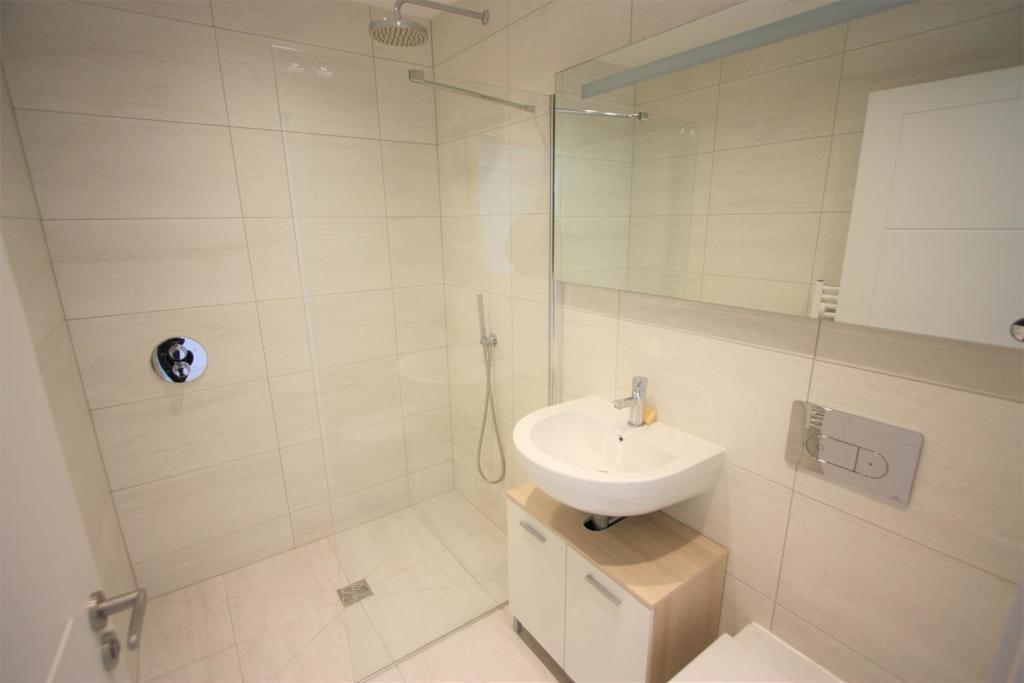 9 Towan Heights Main Shower Room