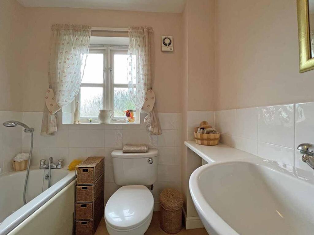 Temeraire Road 2 - Bathroom 1.jpg