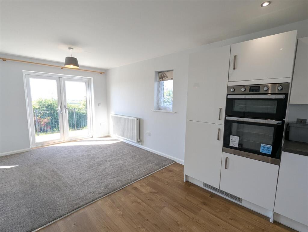 Kitchen / Lounge