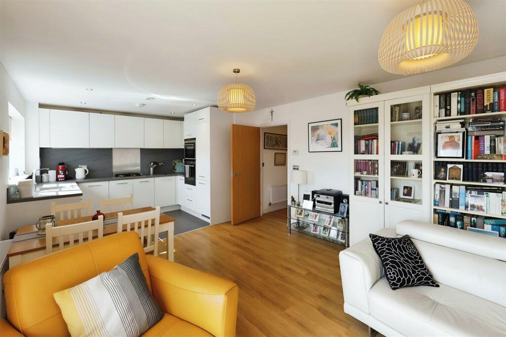 OPEN PLAN KITCHEN/RECEPTION