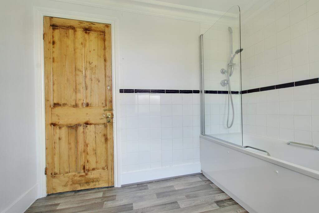 8.BATHROOM.jpg