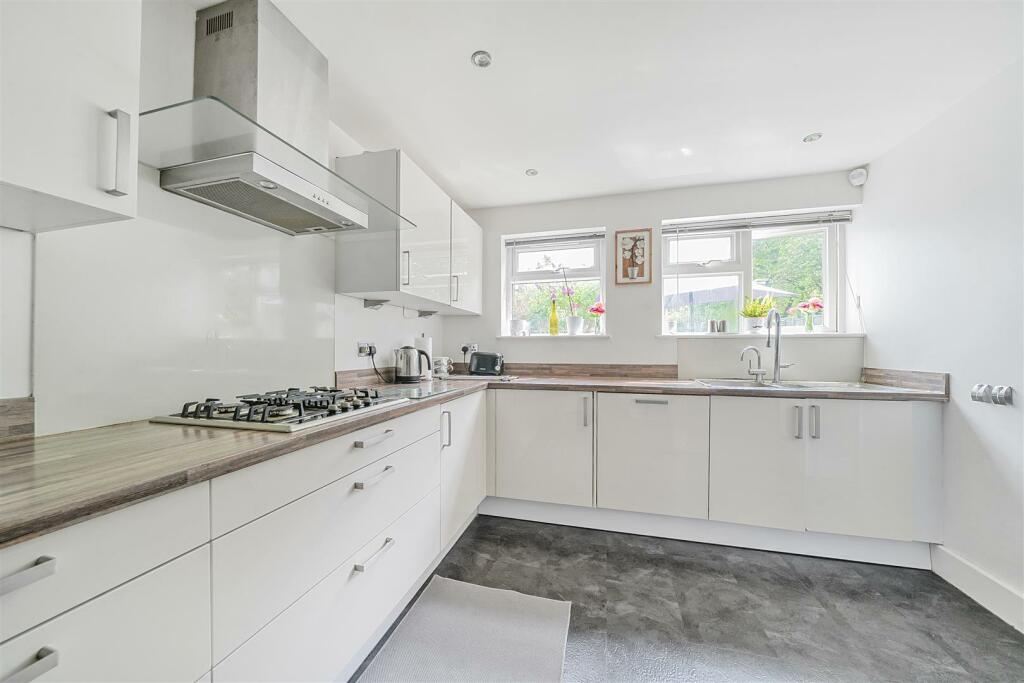 Kitchen/Breakfast Room: