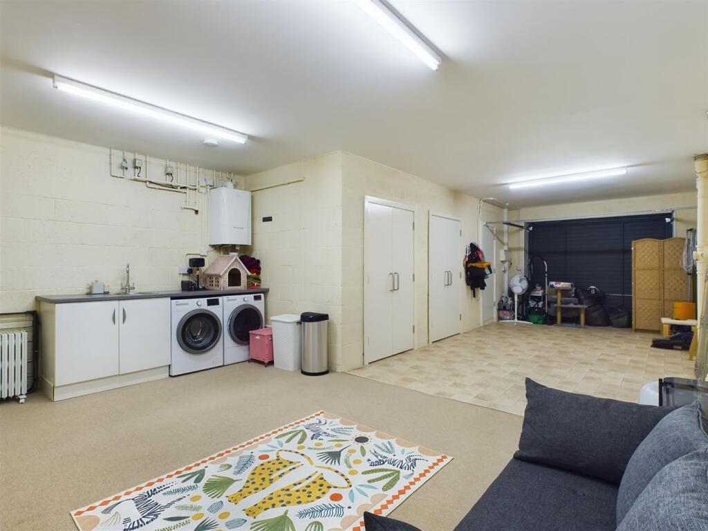 UTILITY GARAGE .jpg