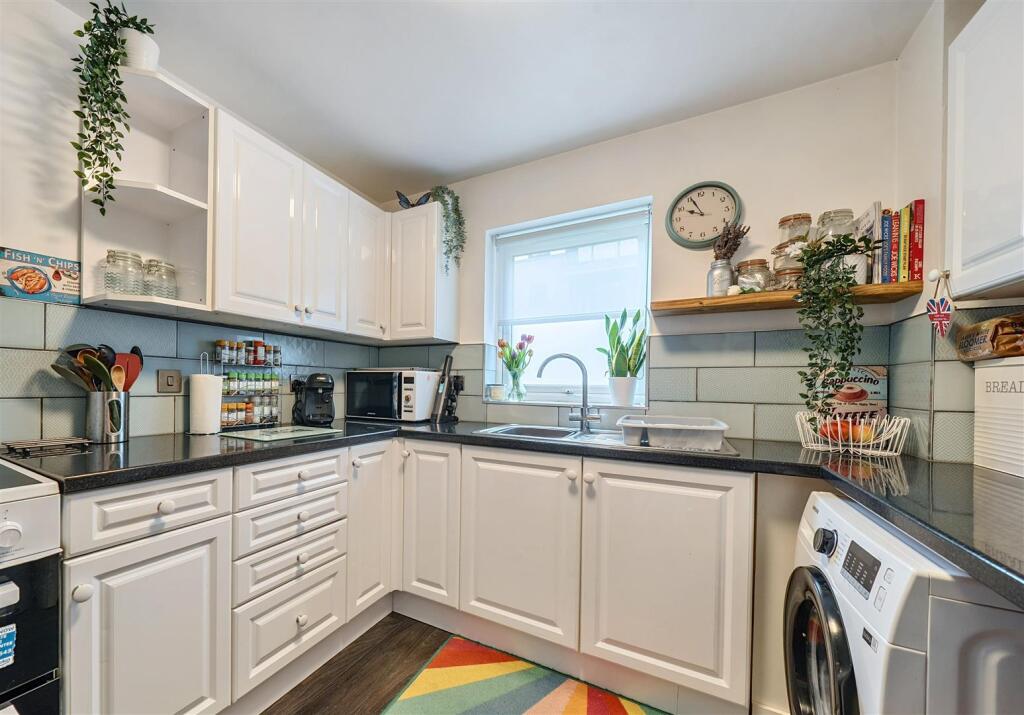 Kitchen 2.jpg