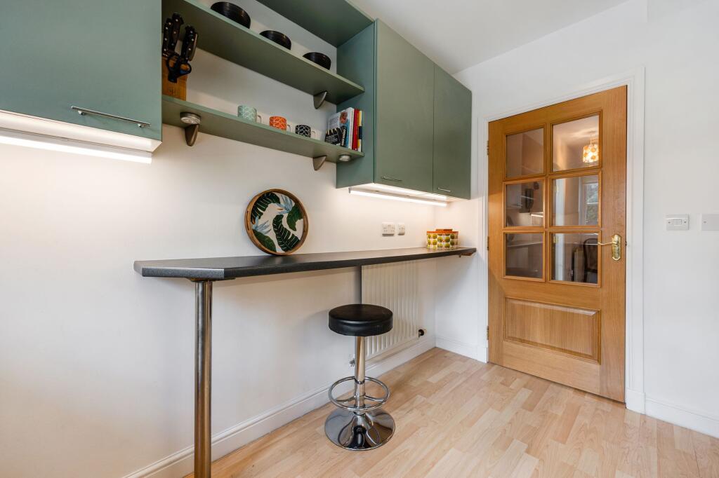 Kitchen breakfast bar