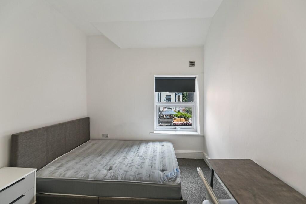 A neat and well-maintained double bedroom featu...
