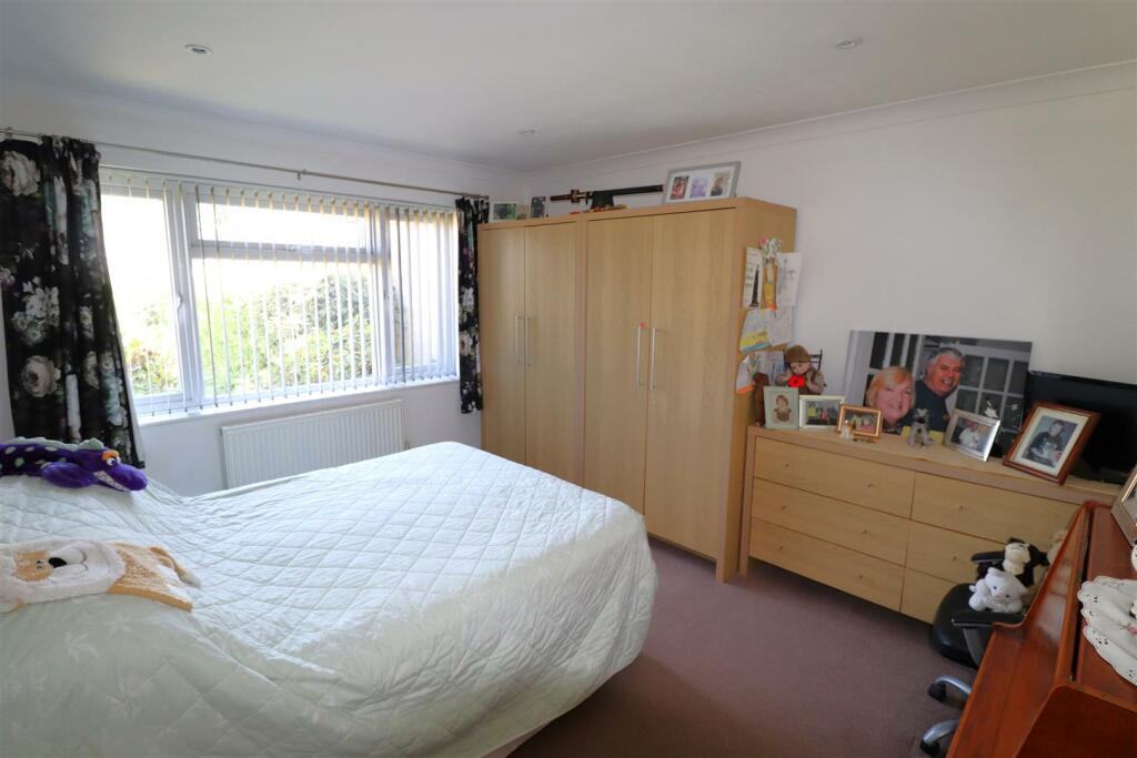 Bedroom 1 (2).JPG