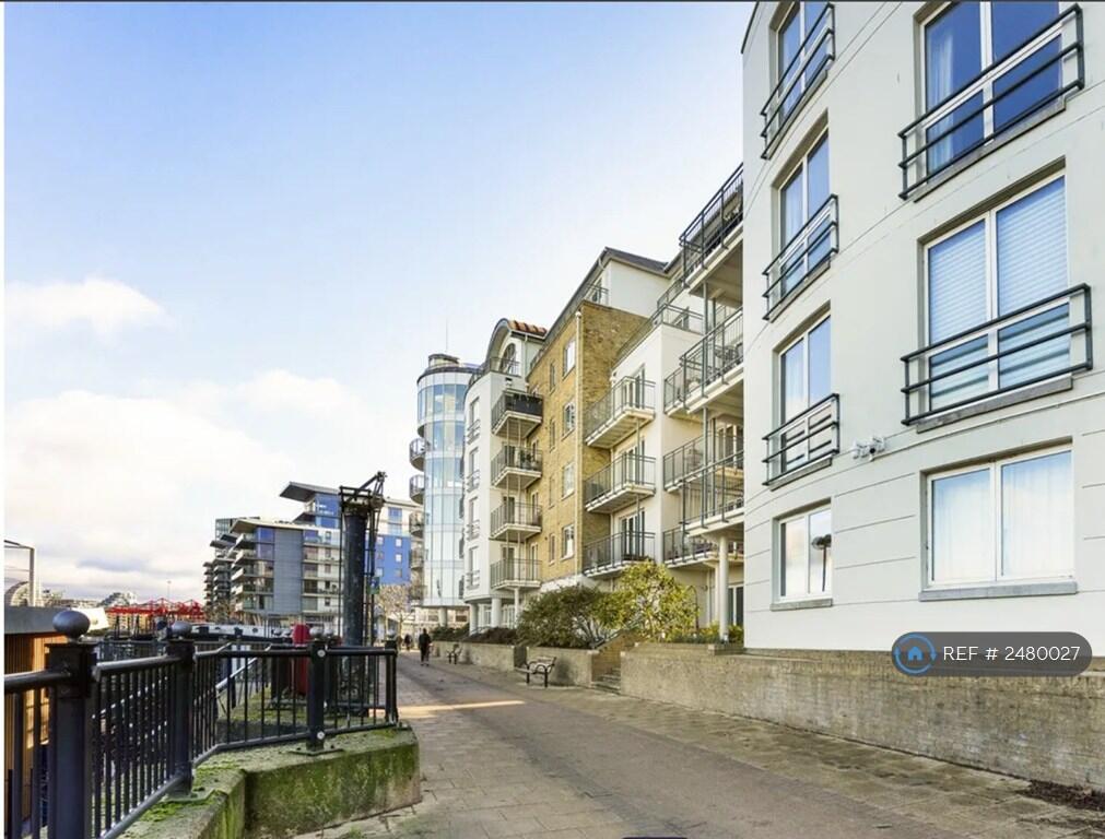 Terrace / Thames Path