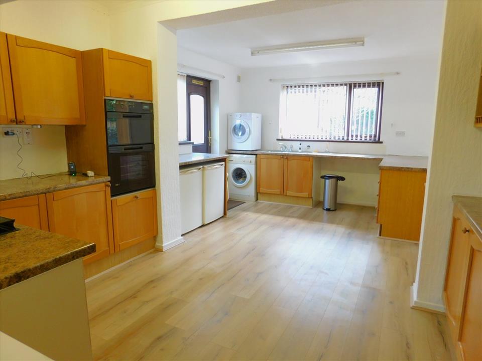 KITCHEN/ BREAKFASTING ROOM