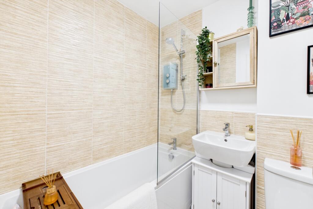 2 English Mews - Bathroom