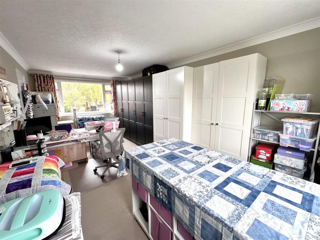 Dual-Aspect Master Bedroom 925