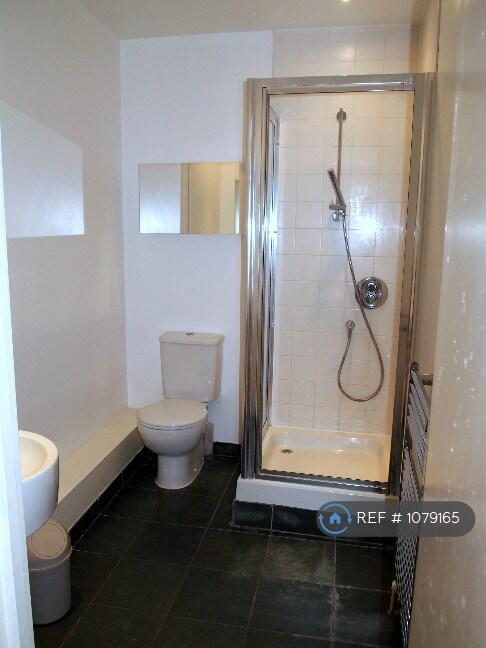 En-Suite Bathroom To Bedroom 2