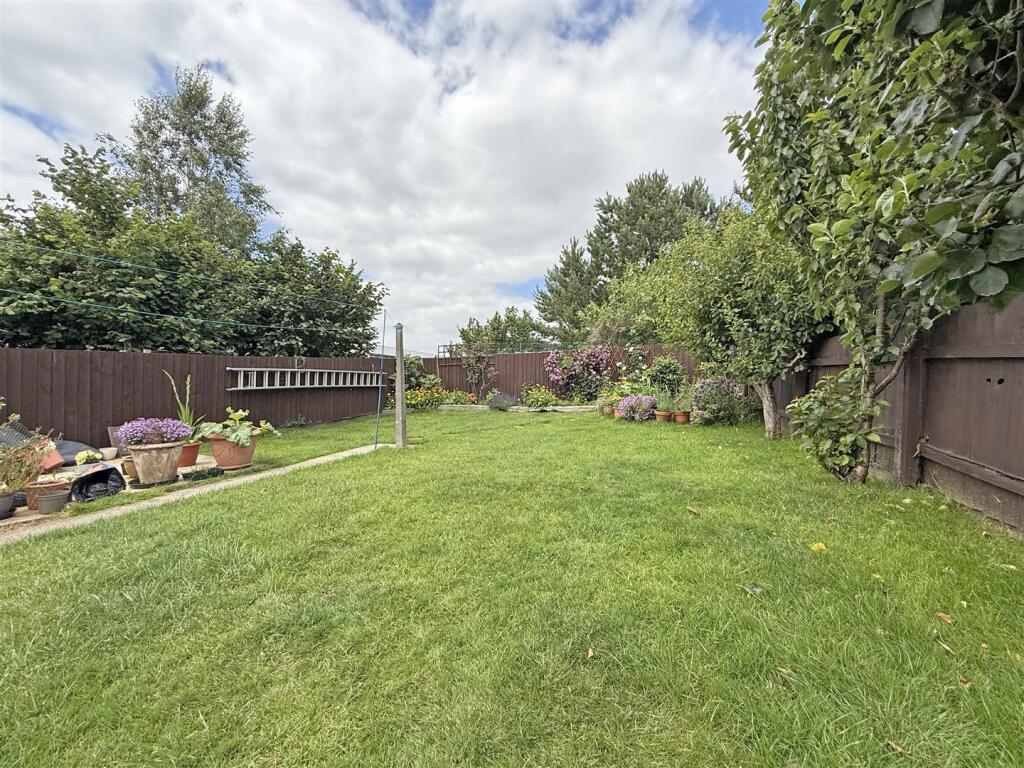 Gray Crescent 37 - Garden.jpg