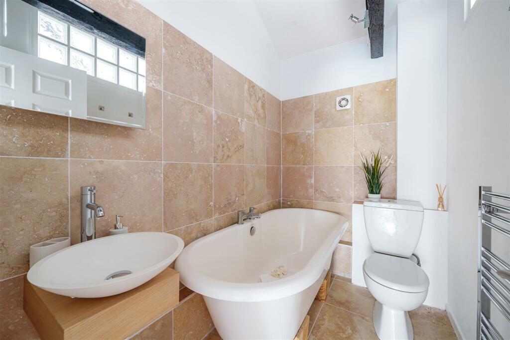 16 Gilbert Scott Court, Towcester (9).jpg