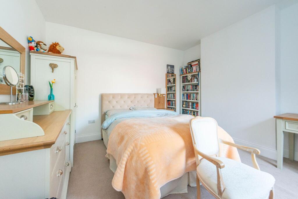 SIX DOUBLE BEDROOMS AND FOUR BATHROOMS