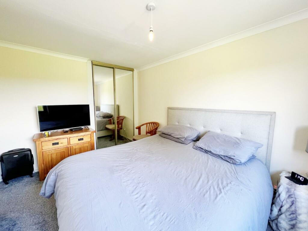 Bedroom 1 pic 2.jpg