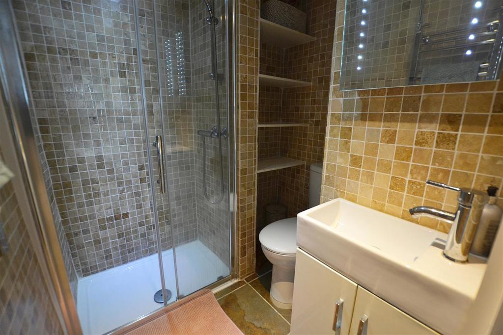 annexe bathroom.JPG