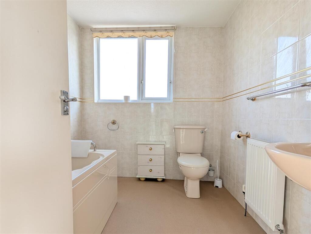 BATHROOM/WC