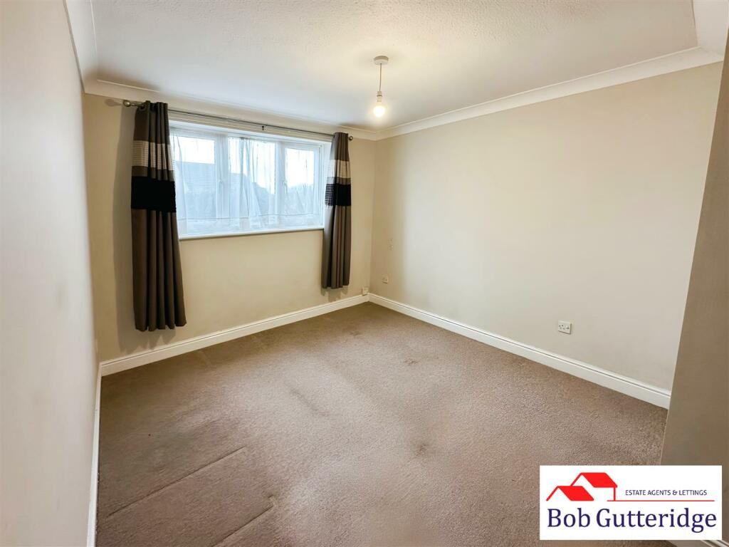 MAIN BEDROOM