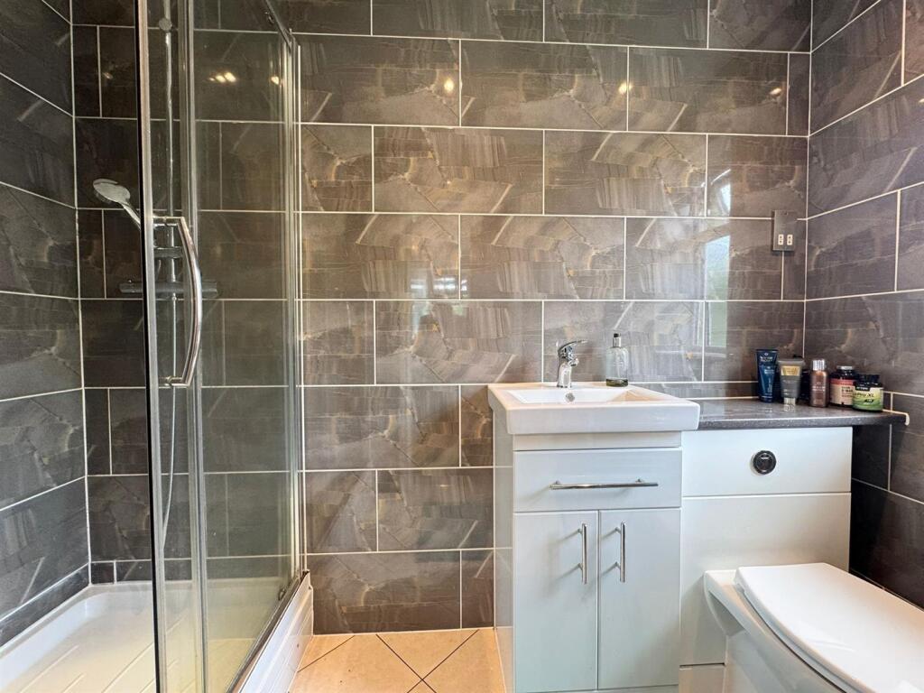 Master ensuite (1).jpg