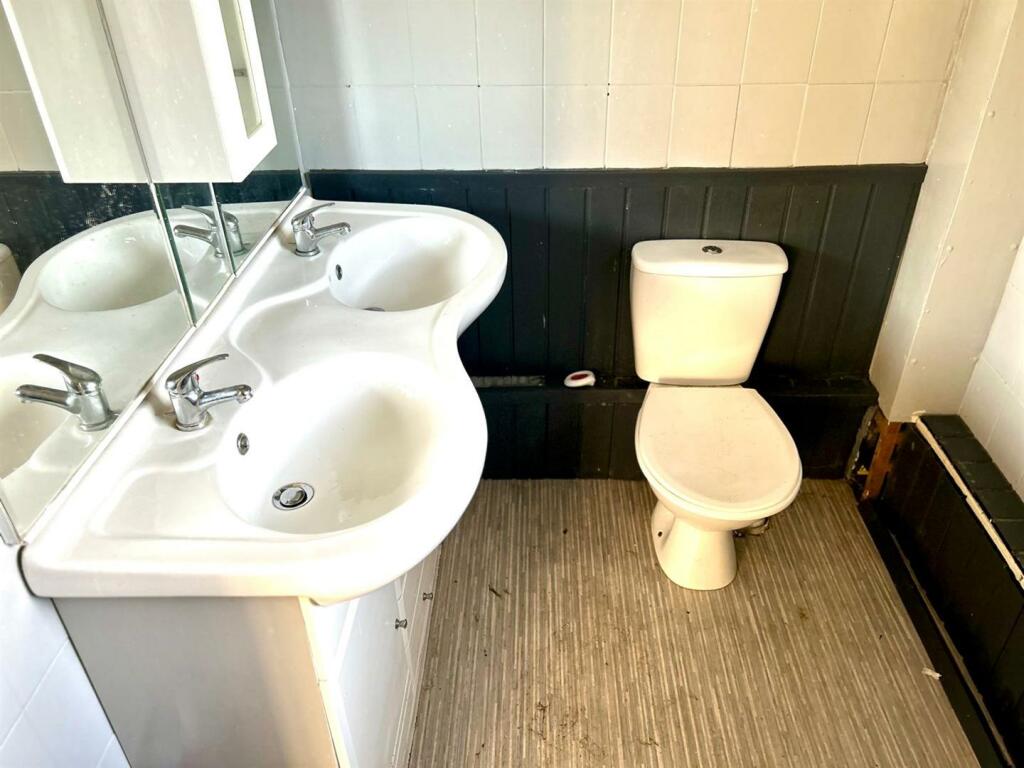 Bathroom / WC: