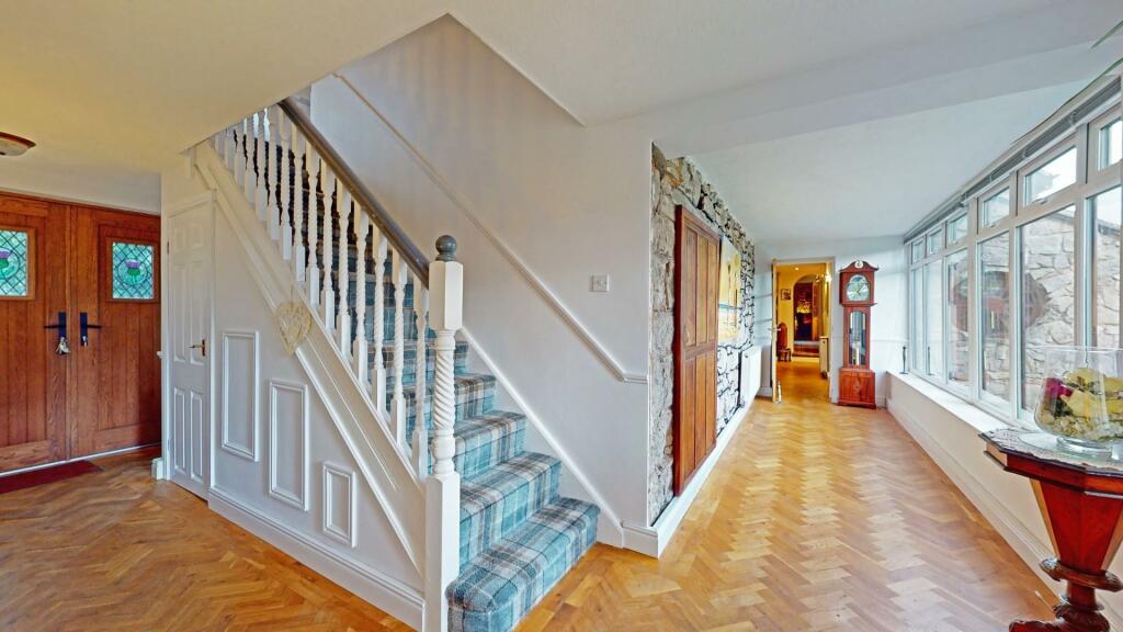 L-SHAPED RECEPTION HALL