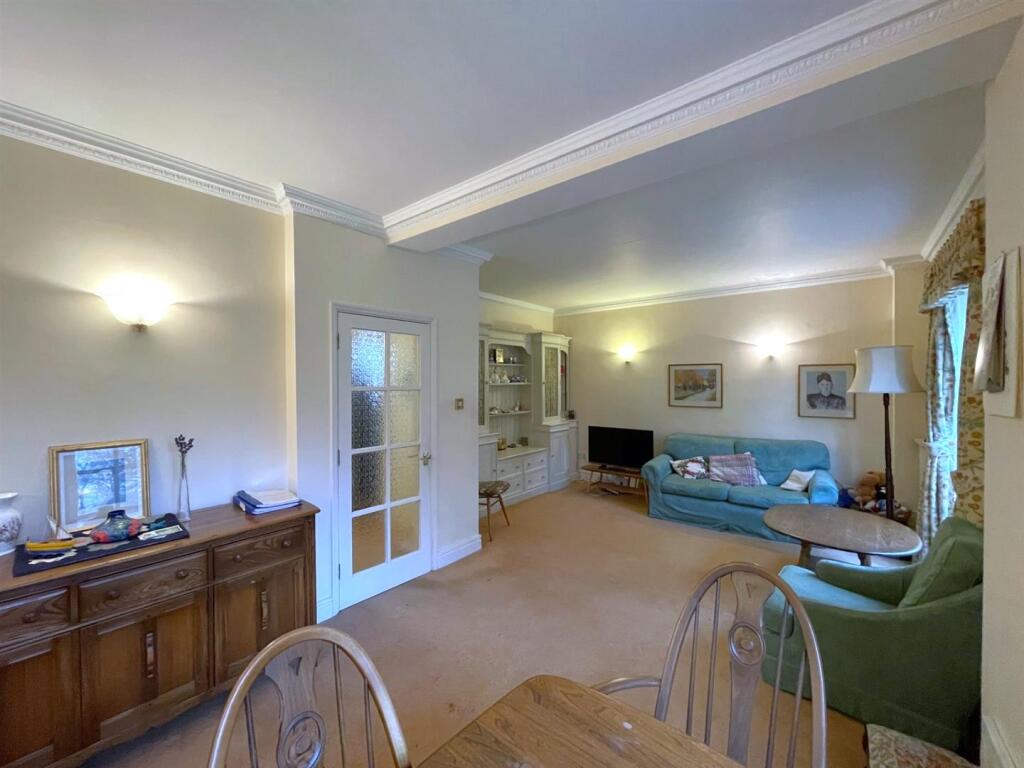 Large Sitting/Dining Room