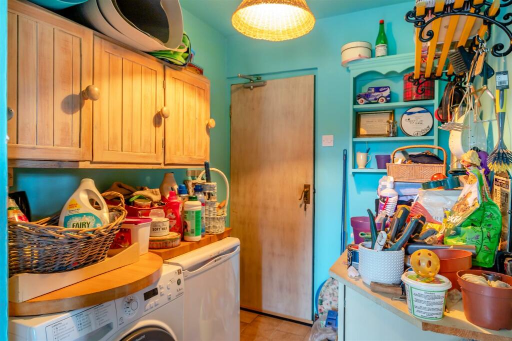 8584128-interior13.jpg