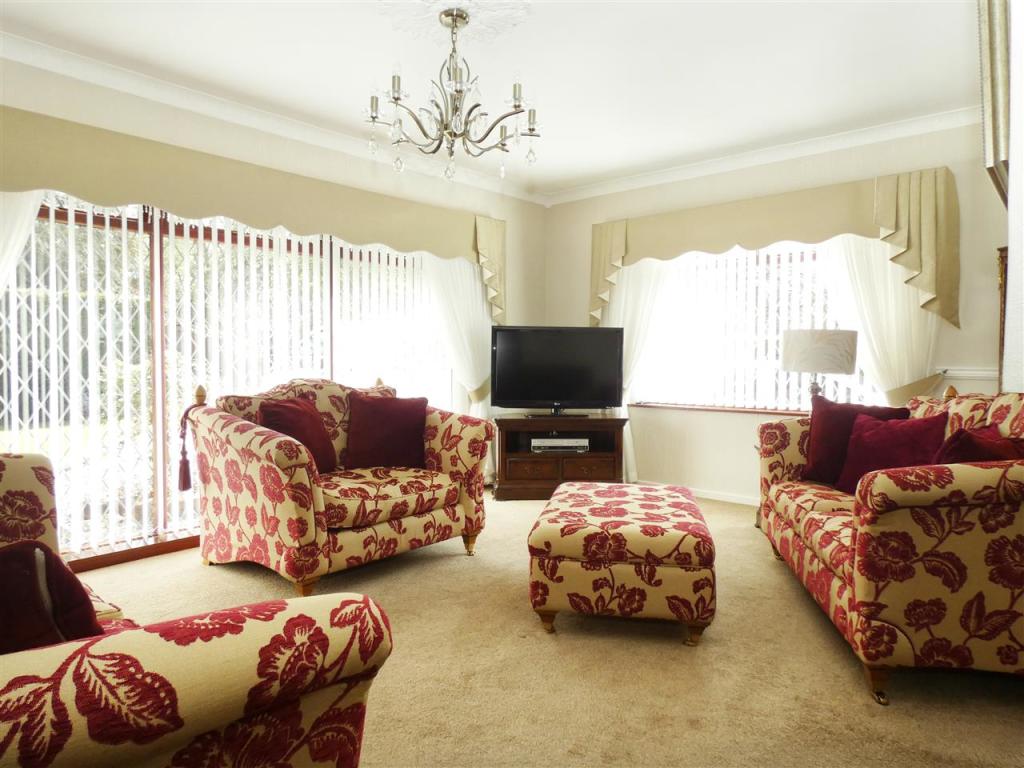Lounge/Dining Room
