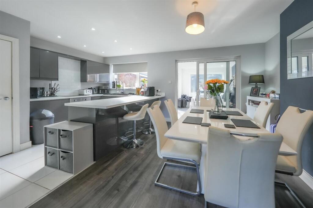 KITCHEN / DINING ROOM