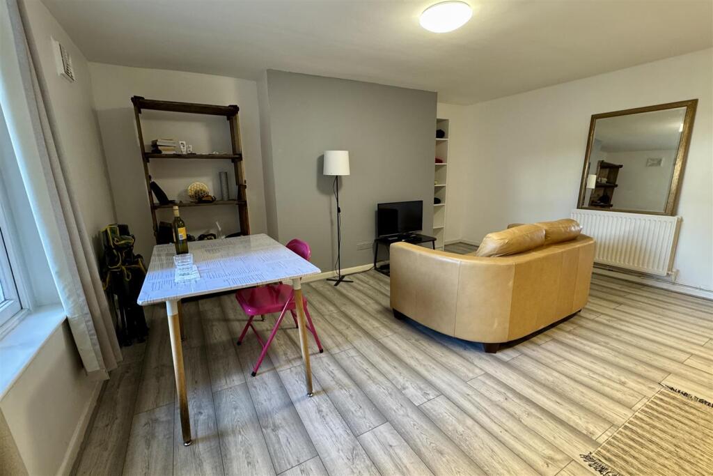 39 Royal Well Lane - Living space